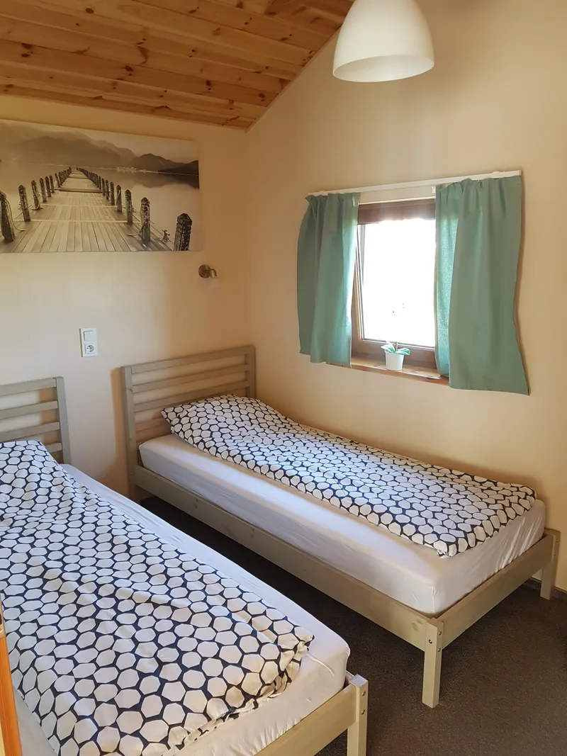 Wnętrze domku Antek — salon z aneksem kuchennym